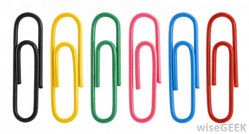 Clips coloridos para papeles, cartones, cartulinas y demás materiales.